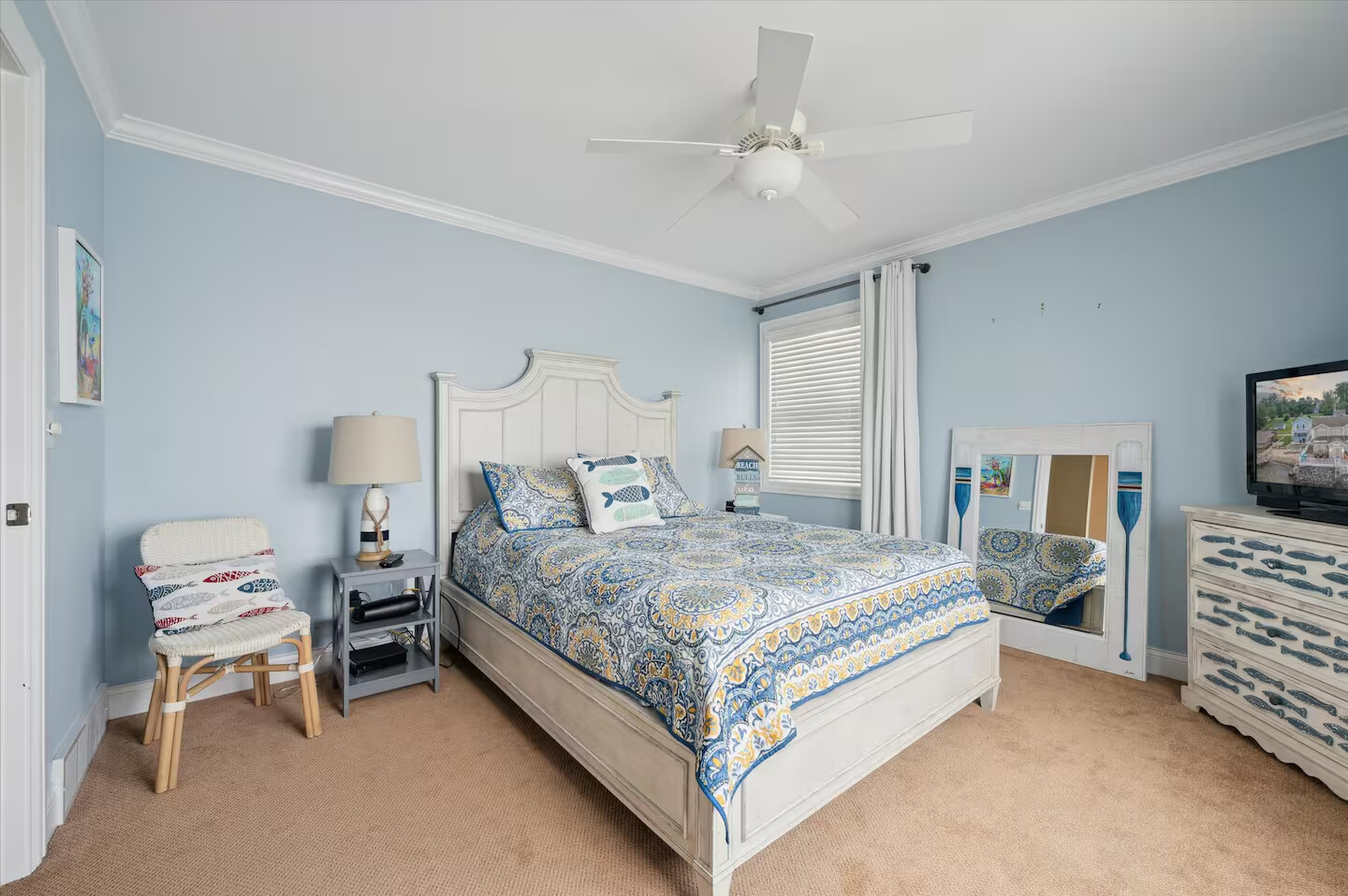 Second bedroom with queen bed
